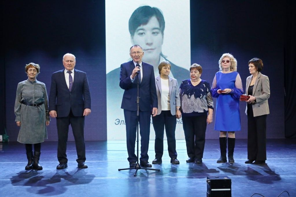 На сцене несколько человек с поздравлениями