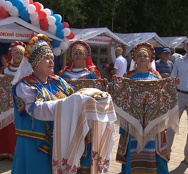 Встречают гостей хлебом-солью