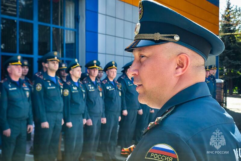 Знамя Победы подняли в МЧС России по Севастополю