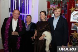 Александр Масляков-младший женат на Ангелине Мармеладовой, с которой познакомился во время учебы в МГИМО