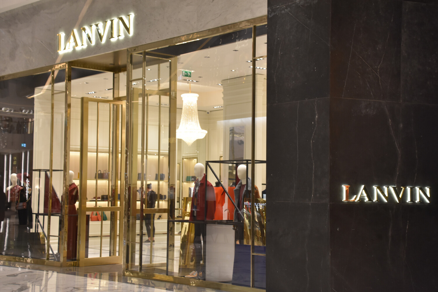 Фэшн авеню. Дом моды. Lanvin Dubai Mall. Дубай Молл фэшн Авеню. Модный дом Lanvin.