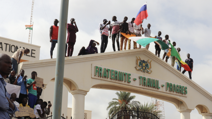 Смертельный удар для Макрона: Африка не жалеет президента Франции