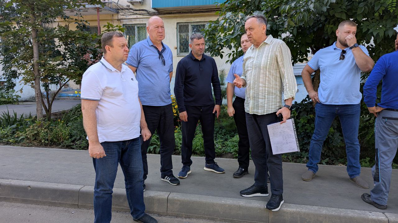 Сергей Барулин вместе с министром строительства и ЖКХ области Михаилом Бутылкиным осмотрел работы, которые выполняются в рамках концессионного соглашения