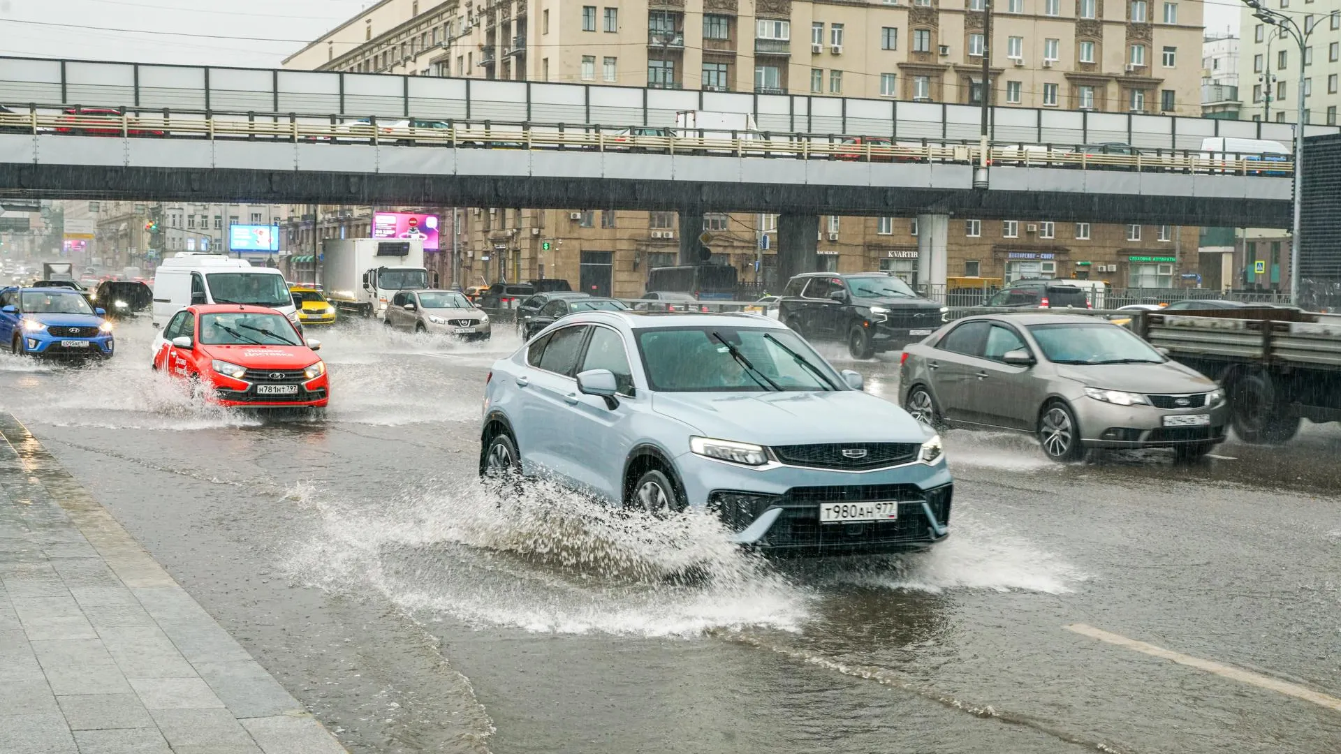 Московский Дептранс советует пересесть на метро из-за ливней