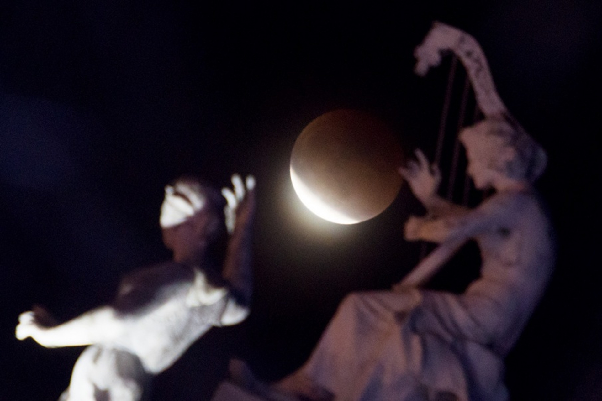Затмение в Челябинске. Луна взошла Багровая.