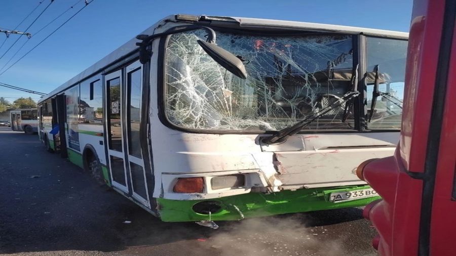 В славянске троллейбус с десятками пассажиров попал в дтп с грузовиком