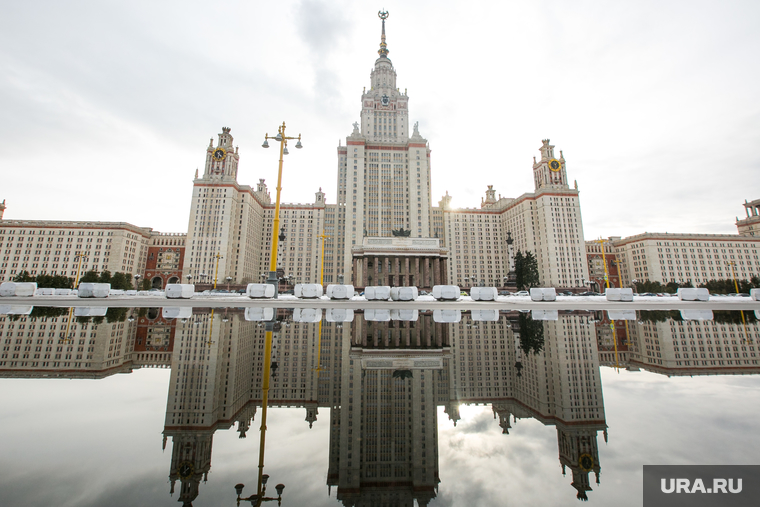 Вид на здание МГУ им. Ломоносова со стороны Воробьевых гор. Москва