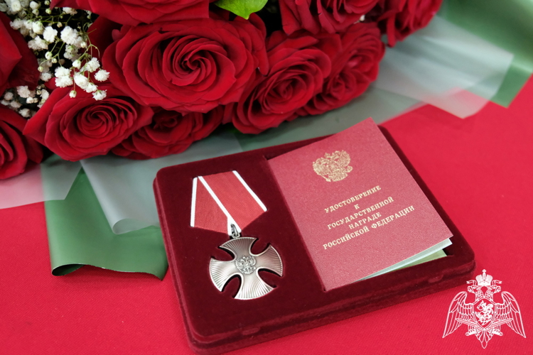 Орден Мужества погибшего росгвардейца передали его родным в Дагестане