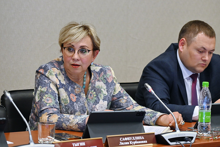 Лилия Сафиуллина: «Бугульминский и Лениногорский районы не получили автобусы, потому что не смогли организовать маршруты. Конкурс объявляют, перевозчики не приходят. Вот такие есть проблемы»