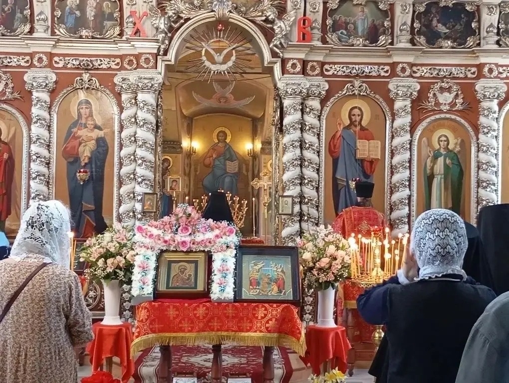 В день памяти Молченской иконы Божией Матери в Кресто-Воздвиженском монастыре Брянской епархии совершено соборное богослужение