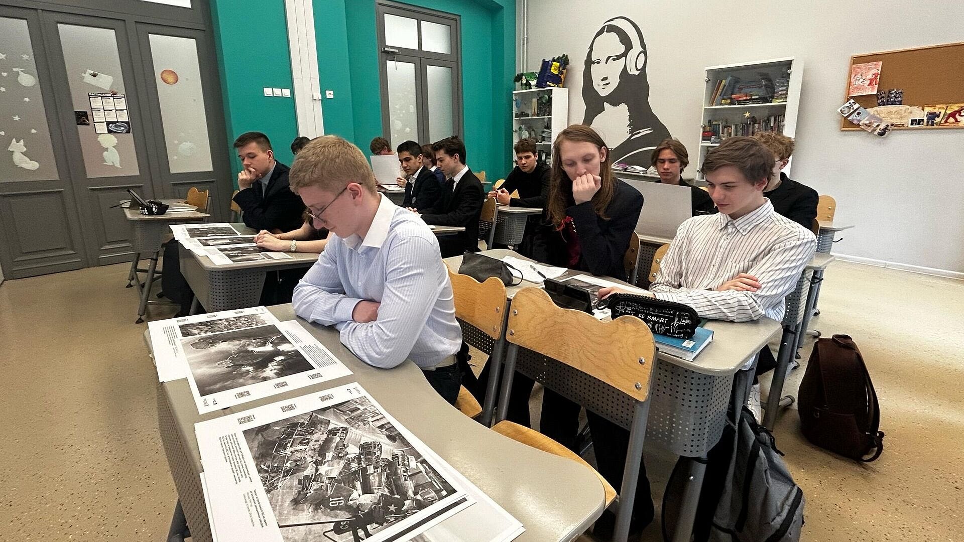 Мобильная экспозиция стала частью уроков истории в школах Петербурга 