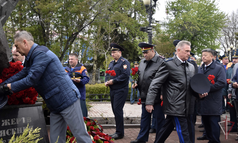 В Южно-Сахалинске почтили память жертв нефтегорского землетрясения