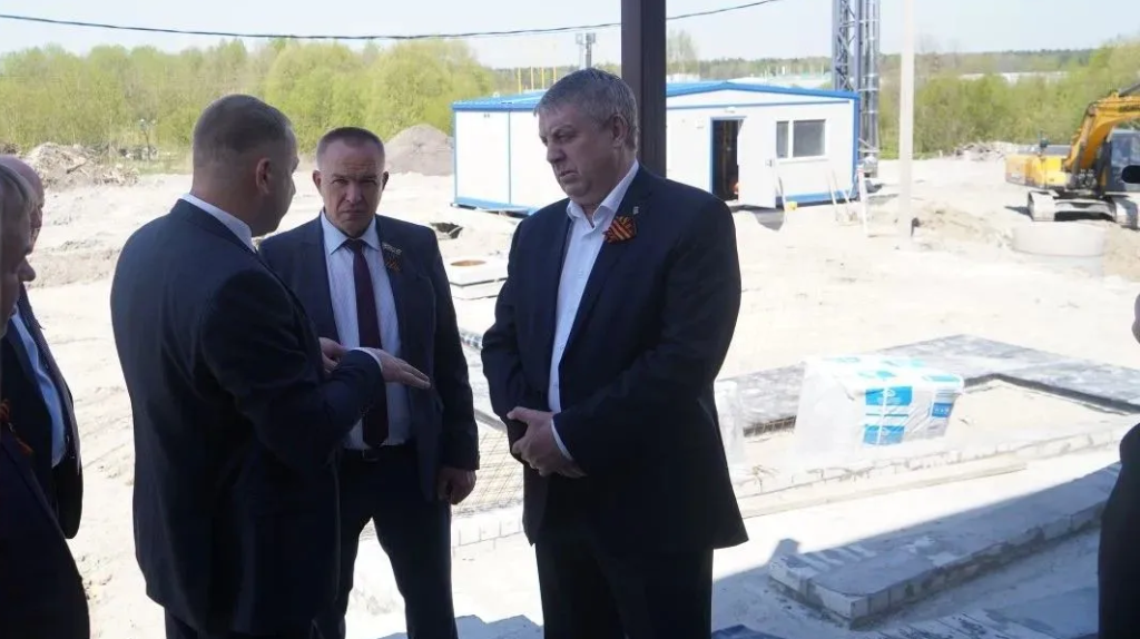 Богомаз оценил ход строительства ФОКа с бассейном в Журиничах