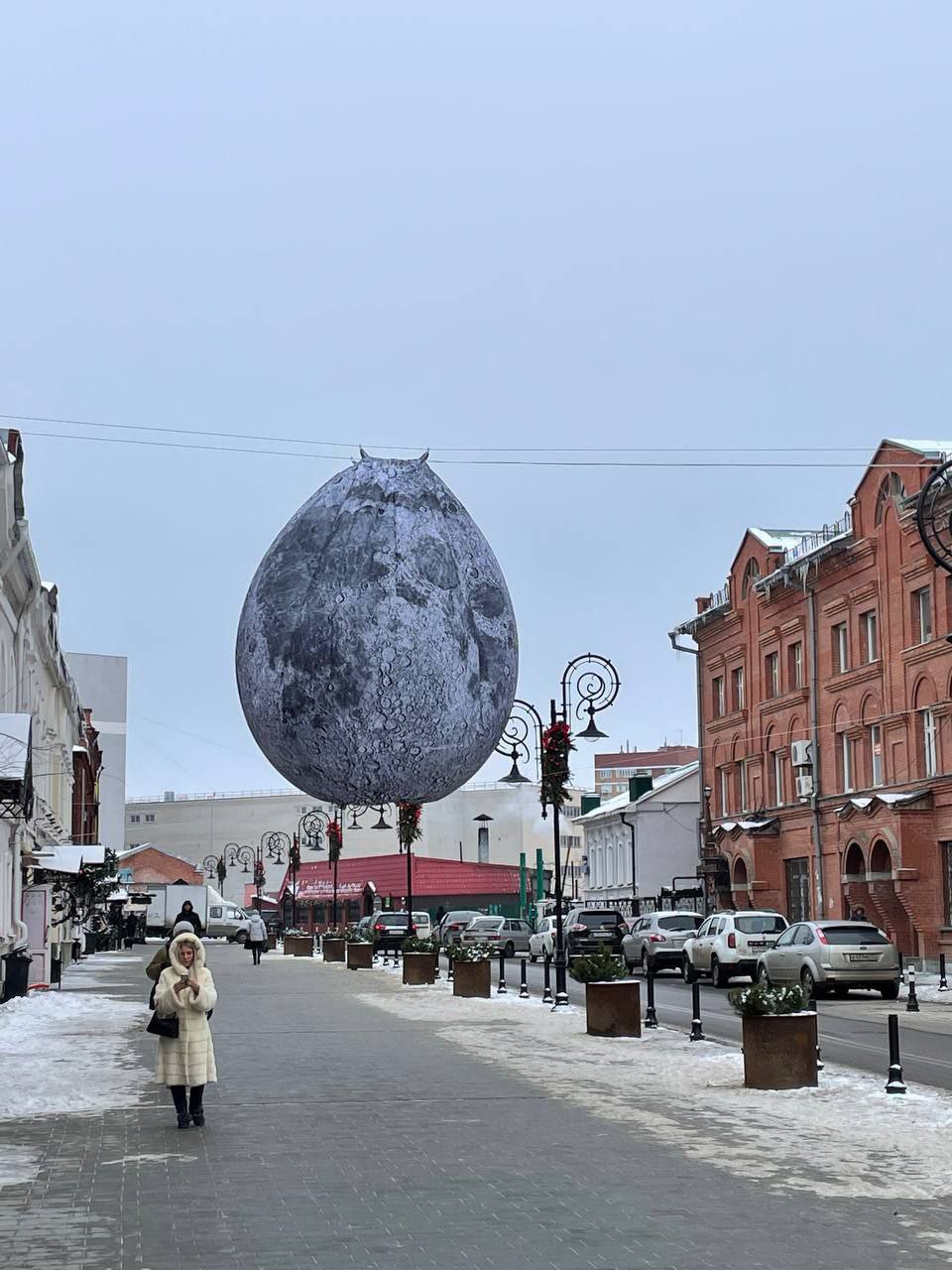 В Ульяновске на улице Федерации «пульсирует» надувная луна
