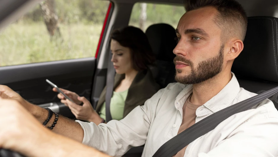 Мужчина и женщина едут в автомобиле.