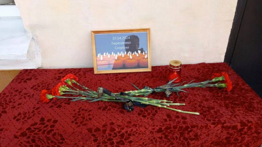 К Берендеевскому ДК под Переславлем несут цветы в память о погибших в ДТП с автобусом и поездом