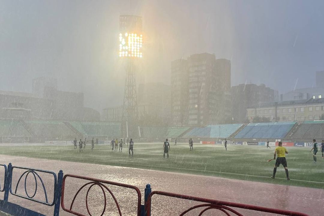 Rain 13. Новосибирск после дождя. Ливень в Новосибирске. Ливень на стадионе. Ливень в Новосибирске 2022.