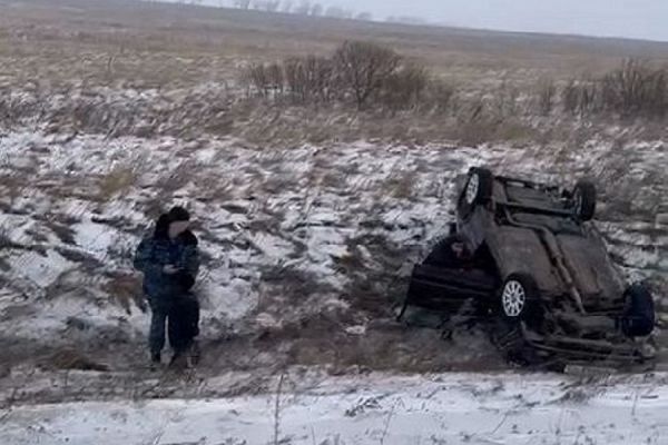 На машине в кювет: приставы спасли женщину и 5-летнего ребенка в Хакасии