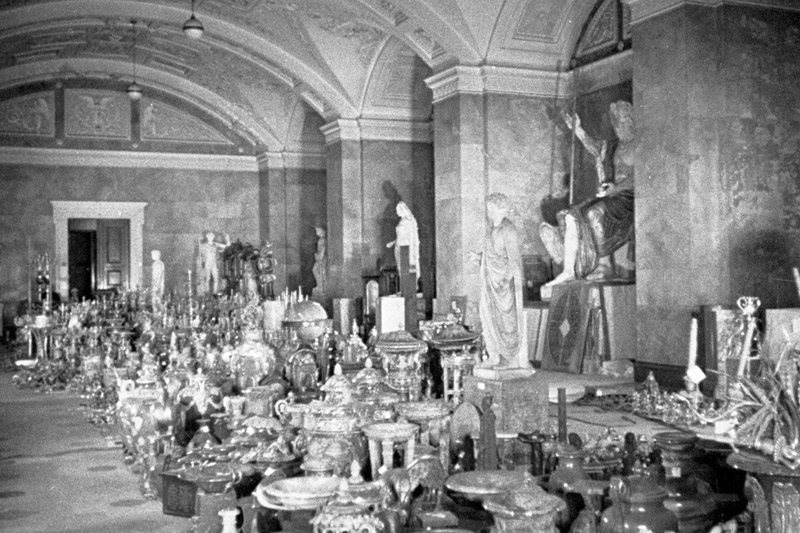 Экспонаты прикладного искусства перенесены в хранилища Эрмитажа во время блокады Ленинграда