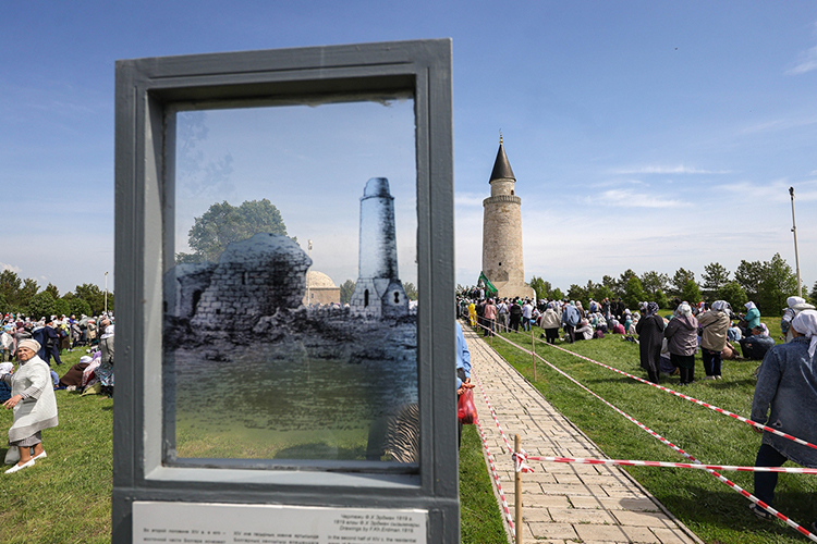 Пока ждали Талгата хазрата, имамы ЦДУМ рассказывали проповеди, читали Коран и совершали дуа