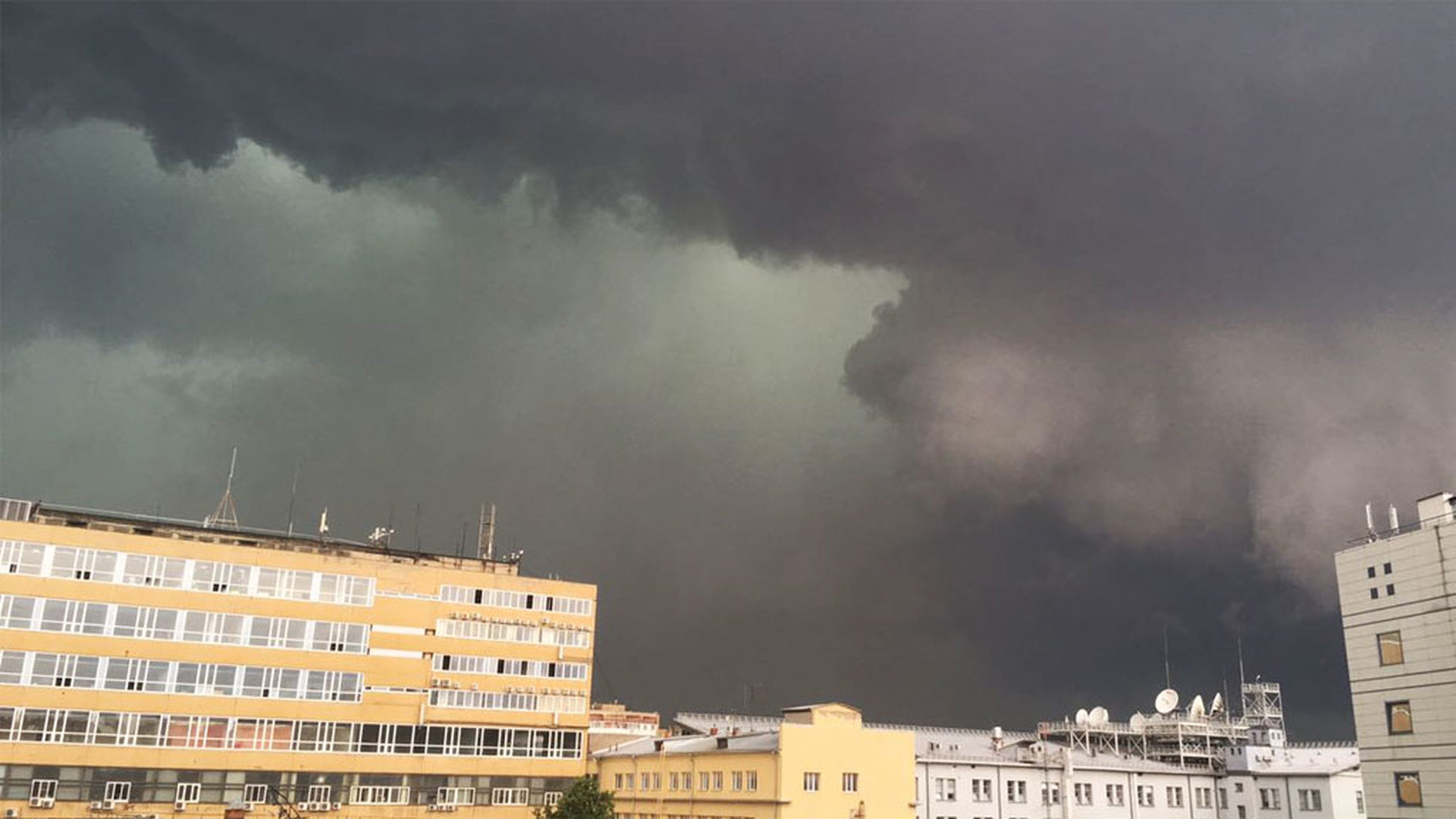 На москву надвигается ливень. На Москву надвигается гроза. Непогода в Москве. Гроза в Москве вчера ночью. Режим повышенной готовности в Москве.