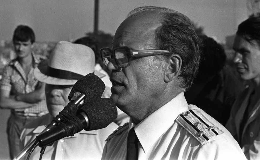 Август 1993 года. Капитан второго ранга Виктор Черепков на митинге против путчистов во Владивостоке