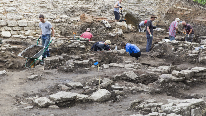 Во Франции в ходе раскопок нашли золотое кольцо возрастом 1800 лет