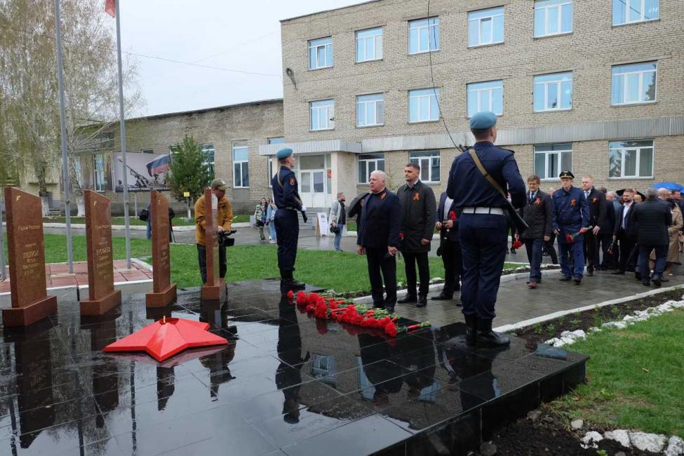 Возложение цветов к монументу