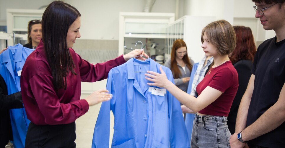 На новгородском «Акроне» пошили спецодежду для своих будущих коллег