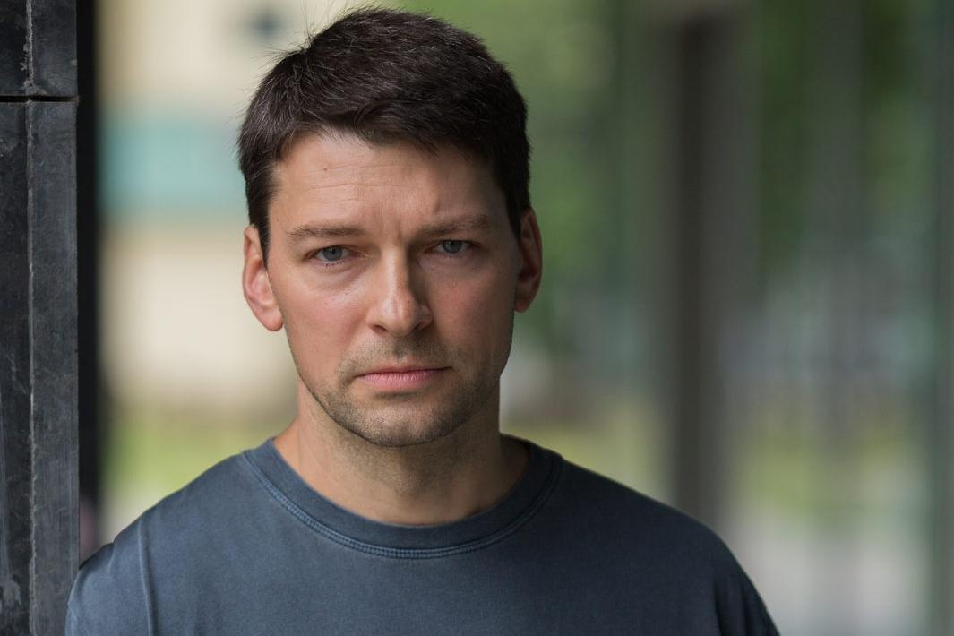 «Моя семейная жизнь безоблачна»: Даниил Страхов о фильмах, красоте и 25 годах брака. Как сейчас складывается карьера киношного красавца?