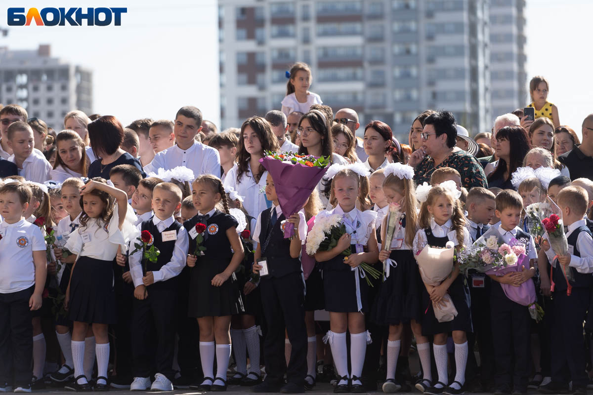 Школьная линейка первоклассников. Школьная линейка. Школьники на линейке. Г буденновск линейка в школе фото. 1 сентября линейка 1 класс.