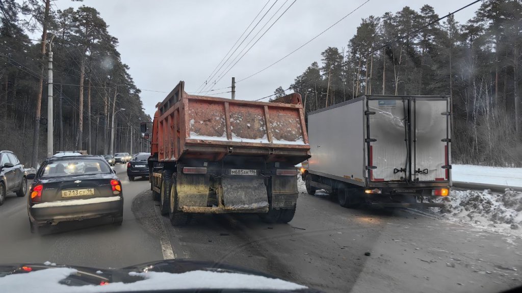 На выезде из Академического скопилась огромная пробка из-за ДТП (ФОТО)