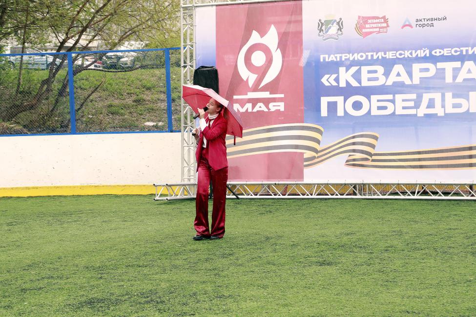 Со сцены звучит песня