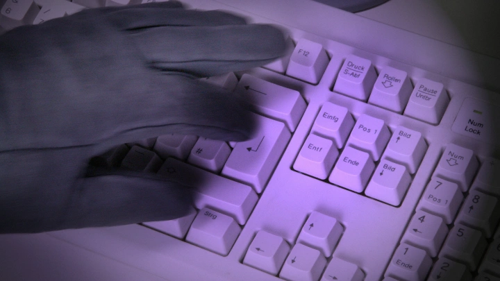 Прикрывался романтикой: на Кубани мужчина, рассылавший в соцсетях порнографию, получил 3 года условно