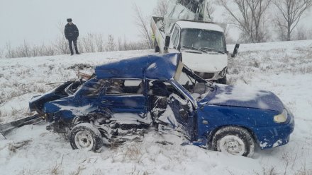 В Воронежской области в смятой после ДТП легковушке пострадала женщина