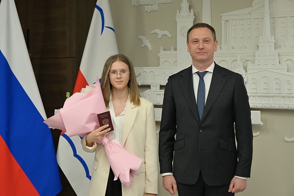 В преддверии Дня Конституции РФ глава Сочи Андрей Прошунин вручил первые паспорта школьникам