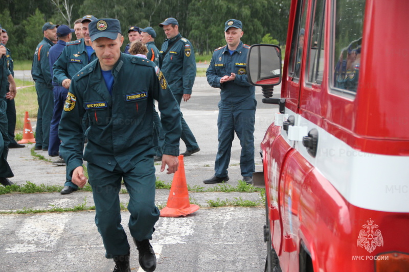 Маневры на скорость: водители МЧС России показали мастерство в управлении пожарным автомобилем