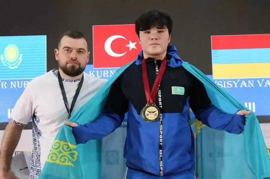 Нурдос Сабыр завоевал «золото» и «серебро» юношеского ЧМ по тяжелой атлетике