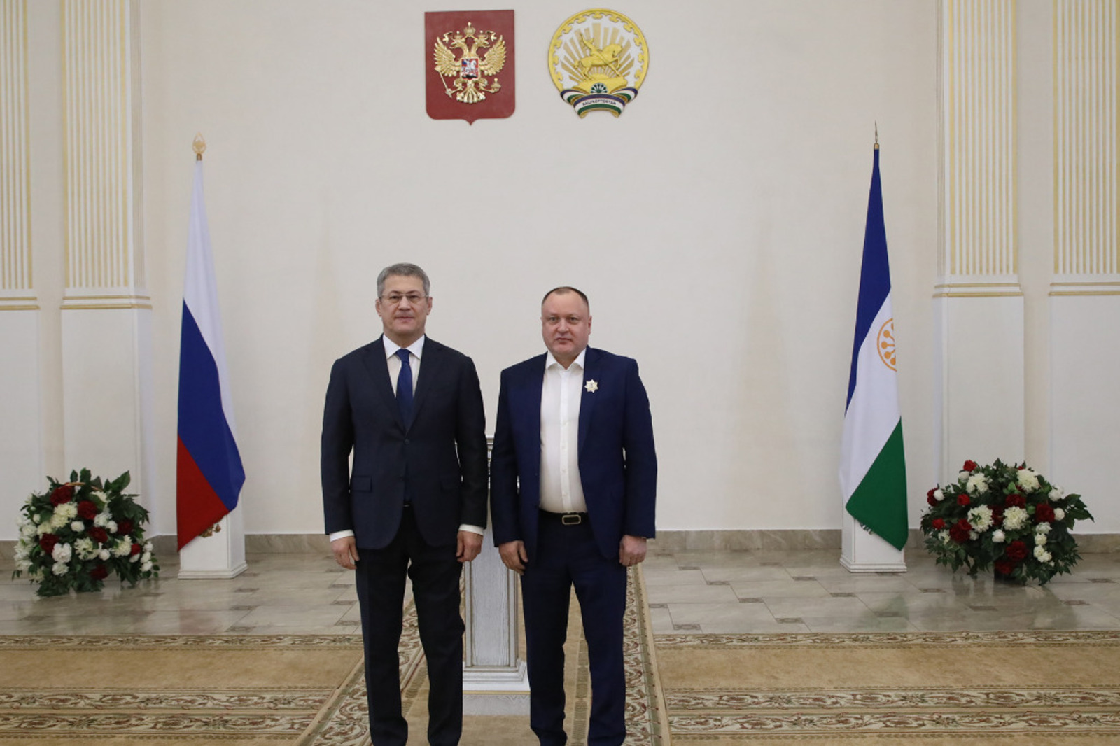 Награждение государственными наградами строительной. Награждение гос наградами хабиров фото. Вручение наград радия хабирова работникам промышленных предприятий. Хабиров вручил награды. Хабиров вручил.