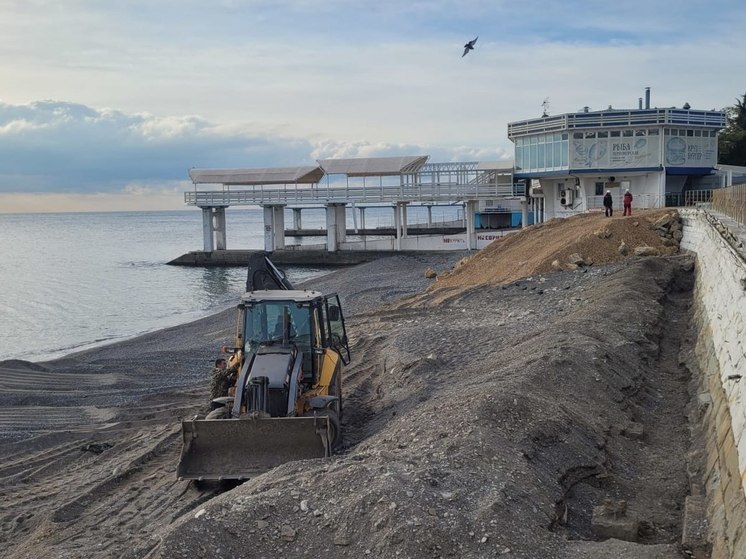 В Алуште продолжается ремонт береговых укреплений