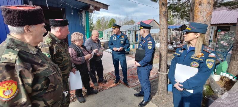 Сотрудники МЧС России совместно с казачеством провели рейд по садово-огородническим товариществам города Радужного в условиях особого противопожарного режима