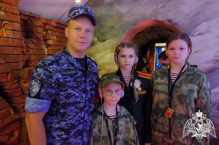 В Ульяновске росгвардейцы посетили передвижную выставку «Поезд Победы»