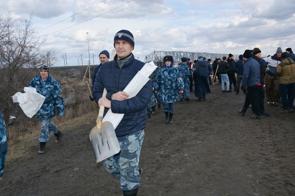 Сотрудники УФСИН России по Курганской области ежедневно участвуют в укреплении дамбы в Кургане