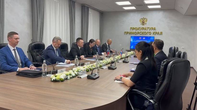 Во Владивостоке началась встреча Генпрокуроров России и Таиланда