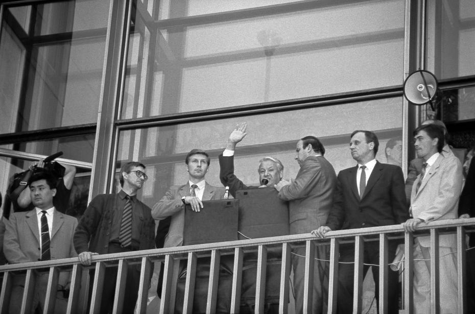 19 августа 1991 года в Москве объявлено чрезвычайное положение, в город введены войска и техника