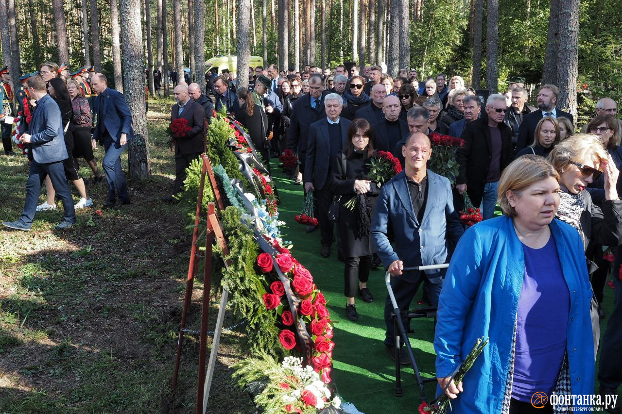 похоронили с почестями. похоронили с почестями. кладбище памяти жертв 9 января. собр евгений захаров погиб гранит. леонид лобанов адмирал.