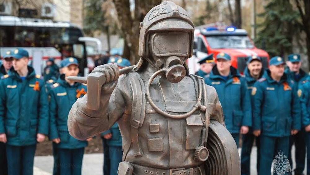 Заведующий епархиальным отделом совершил чин освящения памятника «Огнеборцу»