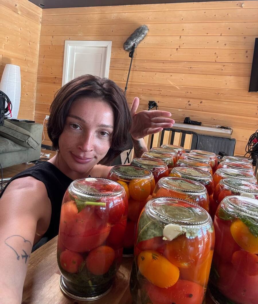 «Никого не осталось»: Настя Ивлеева призналась, что все друзья из Москвы отвернулись от неё