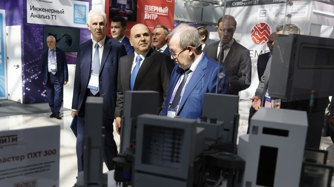 Михаил Мишустин осмотрел выставку Российского форума «Микроэлектроника 2025». С Министром науки и высшего образования Валерием Фальковым, Министром промышленности и торговли Антоном Алихановым, Денисом Мантуровым, президентом РАН Геннадием Красниковым, помощником президента Андреем Фурсенко