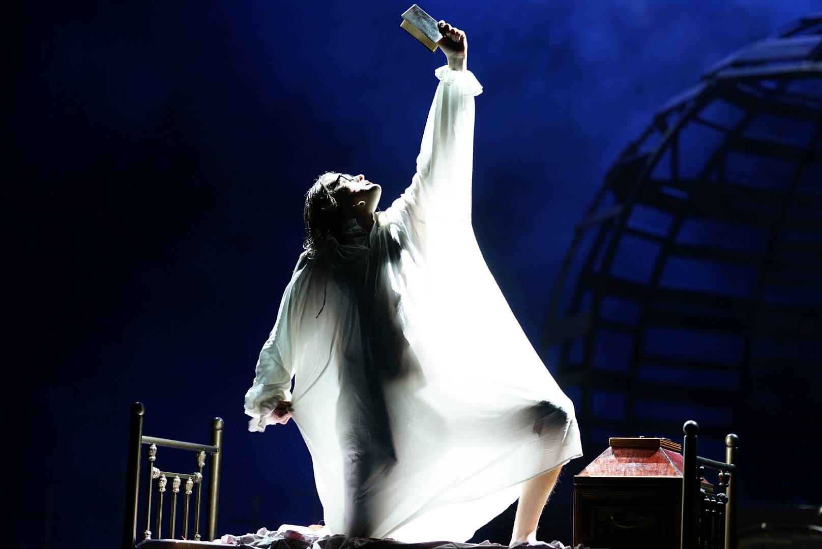 спектакль поставлен режиссером